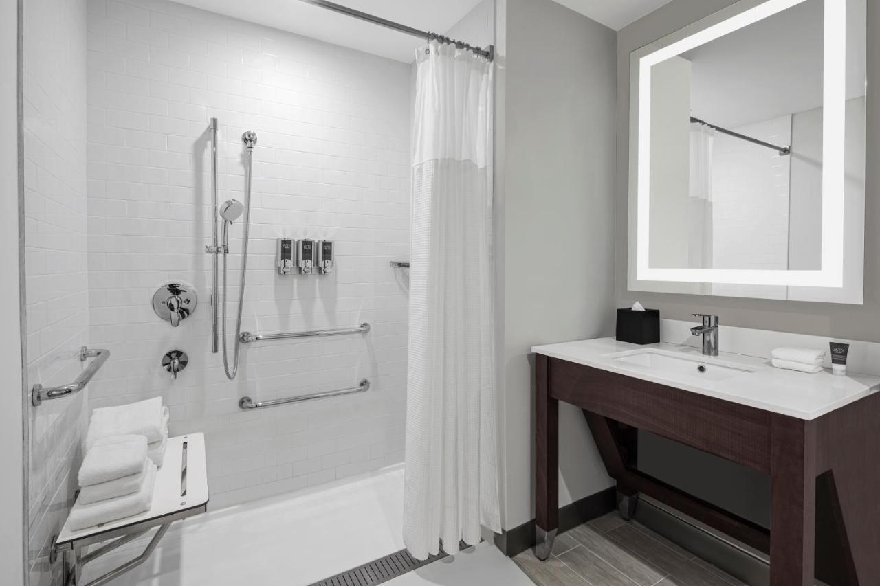 Four Points By Sheraton Flushing New York Exterior photo